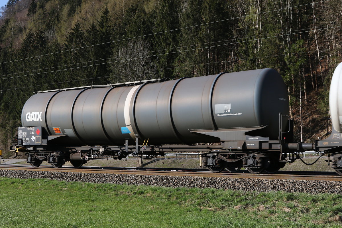 7837 425 (Zans) von  GATX  am 21. April 2021 bei Niederaudorf im Inntal.