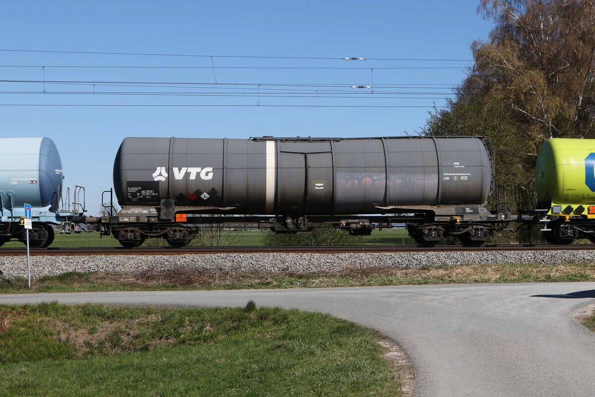 7841 218 (Zacns) von  VTG  am 8. April 2026 bei �bersee am Chiemsee.