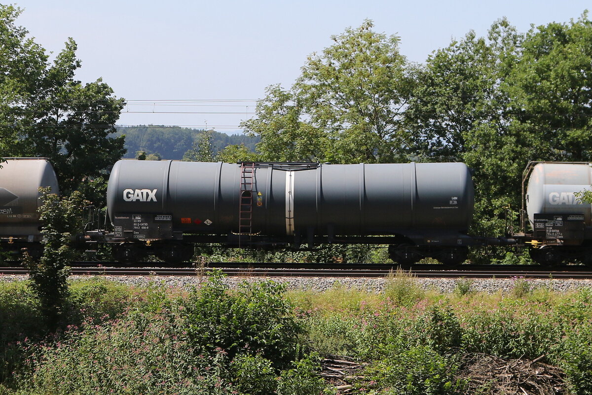 7843 656 (Zans) von  GATX  am 19. August 2025 bei Vachendorf.