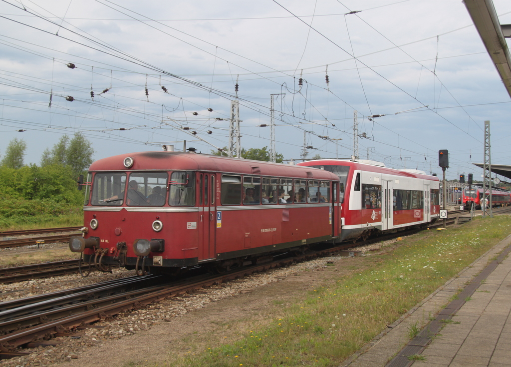 798 610-1+650 567-0 als Sonderzug von Pritzwalk nach Warnemnde bei der Durchfahrt im Rostocker Hbf.08.08.2015