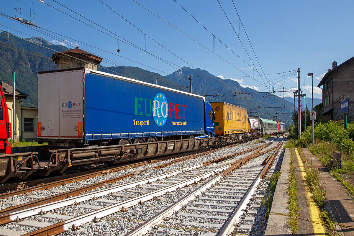 
8-achsiger Niederflurwagen »Rollende Landstraße« der Gattung Saadkms, 84 85 4984 692-3 Ch-RALP der RAlpin AG, am 03.08.2019 im Zugverband in Domodossola, in Richtung Novara fahrend.

Das Fahrzeug ist für den Transport von Last- und Sattelzügen im begleiteten Verkehr, einer Form des kombinierten Ladungsverkehrs, vorgesehen und kommt in alpenquerenden Shuttlerelationen zum Einsatz. Dabei fahren Lastkraftwagen in speziellen Terminals direkt von der Straße über eine Rampe auf den Wagen, um vom Ausgangsort zum Ziel transportiert zu werden. Der Fahrer zieht sich in einen speziellen Begleitwagen mit Liegeabteilen zurück, fährt am Zielort weiter und liefert die Ware sicher beim Kunden ab. Diese Form des kombinierten Verkehrs von Schiene und Straße – Rollende Landstraße (ROLA) – gewinnt, nicht zuletzt aufgrund von gesteigertem Verkehrsaufkommen und Umweltbewusstsein, immer mehr an Bedeutung.

Die letztentwickelte Version der Wagen ermöglicht eine Zuladung von 44 t sowie mit ihrer nochmals minimierten Höhe der Ladefläche den Transport von Sattelanhängern bis 4 m Eckhöhe auf der St. Gotthard – Achse.

TECHNISCHE DATEN:
Spurweite: 1.435 mm
Länge über Puffer: 19.995 mm (mit Kopfstück) / 19.590 mm (ohne Kopfstück)
Drehzapfenabstand: 13.700 mm
Achsabstand in den Drehgestellen: 750 / 700 / 750 mm
Laufkreisdurchmesser: 380 (neu) / 355 mm (abgenutzt)
Ladelänge: 18.600 mm (mit Kopfstück) / 19.000 mm (ohne Kopfstück)
Eigengewicht: ca. 17.500 kg
Max. Zuladung: (S) 44,0 t ab Streckenklasse A
Zul. Geschwindigkeit: 100 km/h
Kleinster bef. Gleisbogenradius: R 150 m (R 80 m als Einzel Wagen)
Bauart der Bremse: O-GP-A 
Drehgestell-Bauart: gummigefedert BA 690
