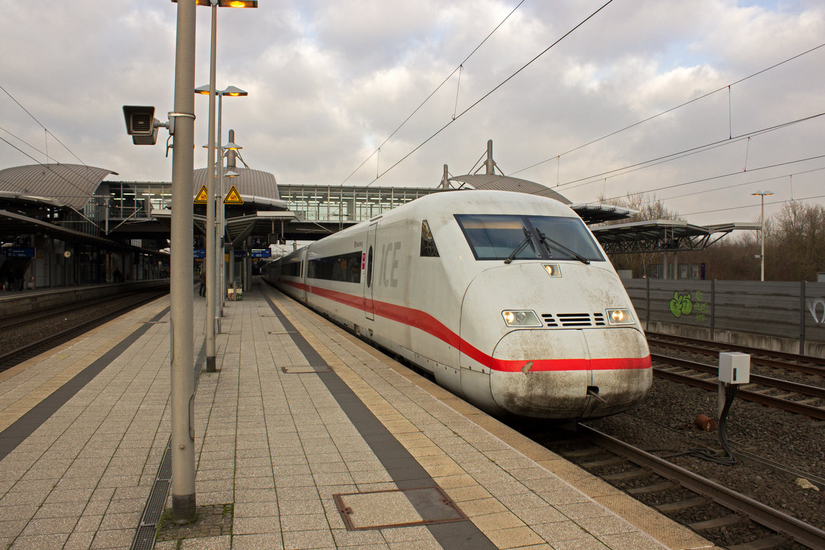 808 001, der Steuerwagen der auf den Namen Rheinsberg getauften 402-Einheit, verlässt am 28.12. samt Anhang den Düsseldorfer Flughafenbahnhof.