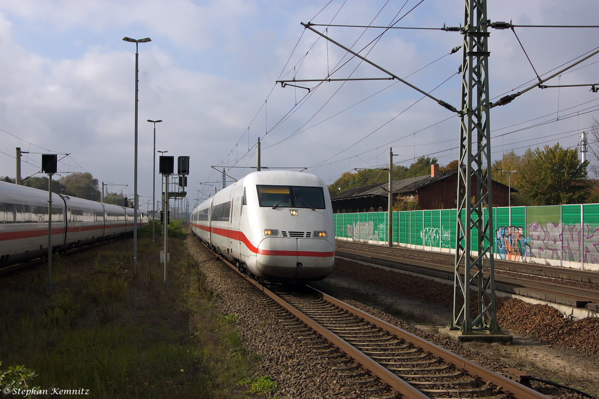 808 035-0  Görlitz  als ICE 555 von Bonn Hbf nach Berlin Ostbahnhof & 808 016-0  Dessau  als ICE 545 von Köln Hbf nach Berlin Ostbahnhof, bei der Durchfahrt in Rathenow. 17.10.2014