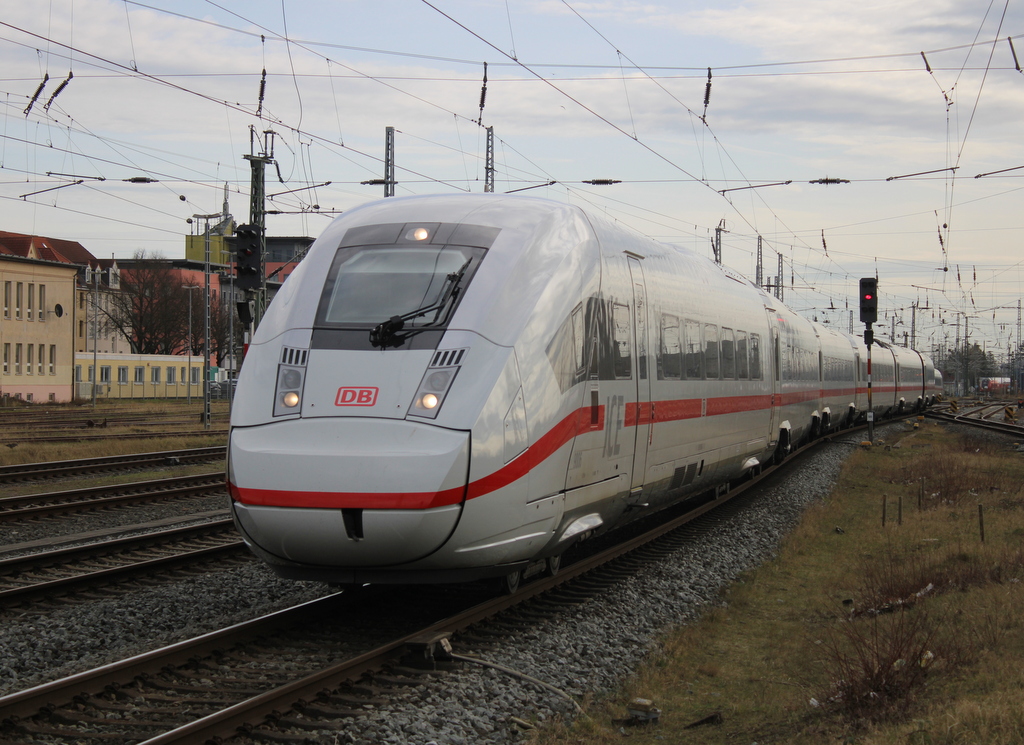 812 006-5 Martin Luther  als ICE 203 von Ostseebad Binz nach Basel SBB bei der Einfahrt im Rostocker Hbf.16.02.2024