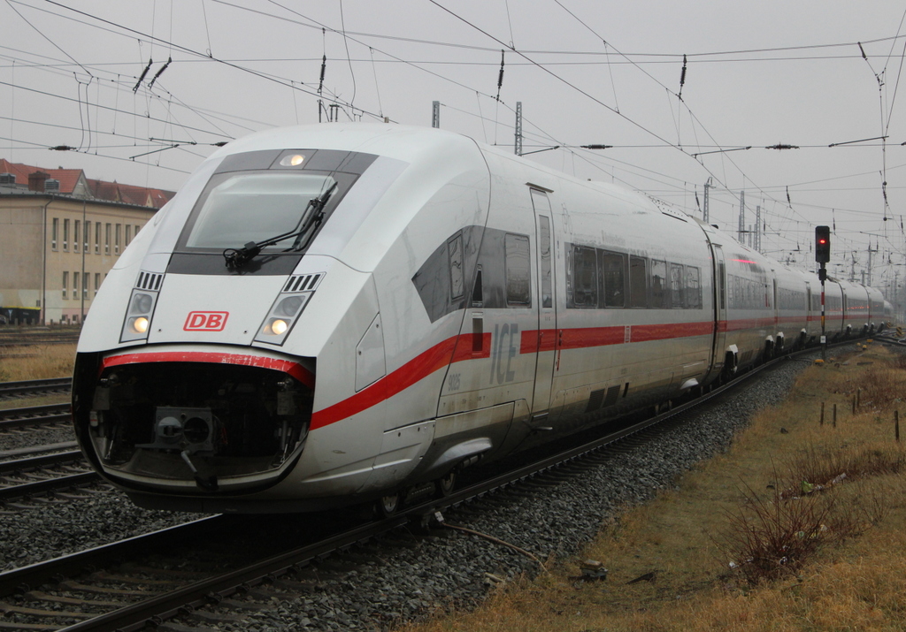 812 025-5  Nordrhein-Westfalen  als ICE 203 von Ostseebad Binz nach Basel SBB bei der Einfahrt im Rostocker Hbf.02.02.2024