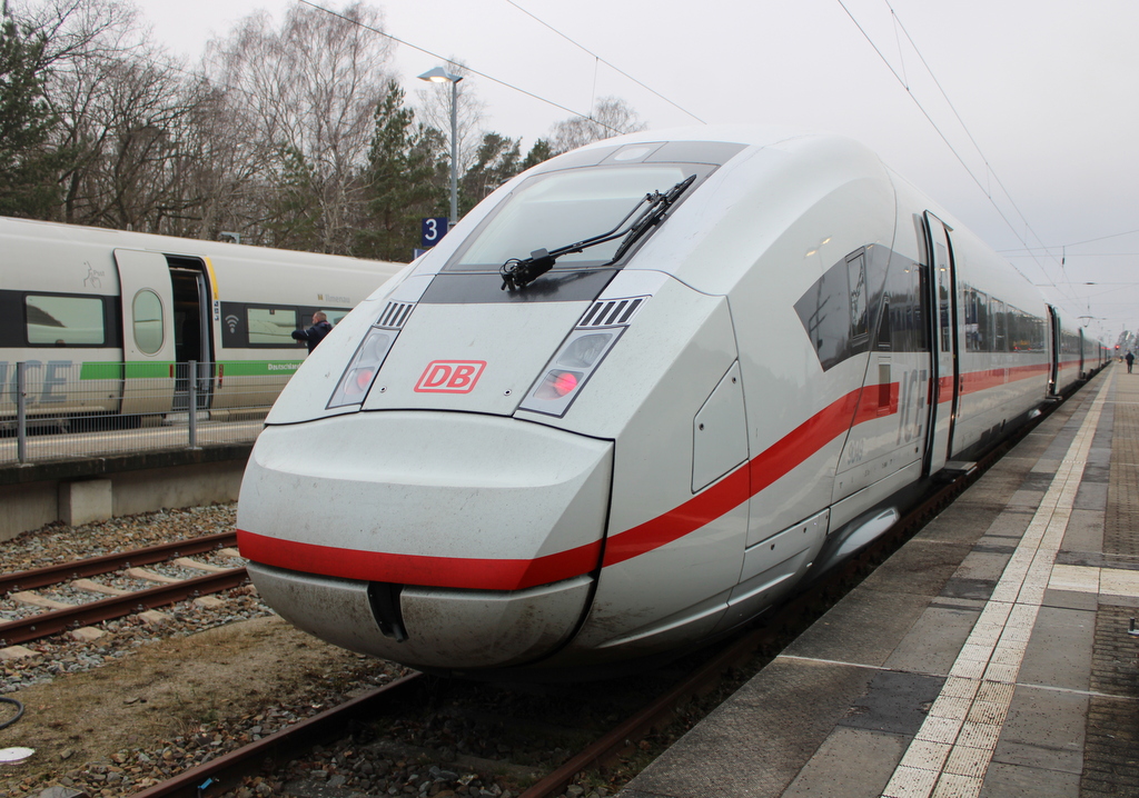 812 049-6 als ICE 203(Binz-Karlsruhe)stand am 01.03.2025 im Ostseebad Binz.