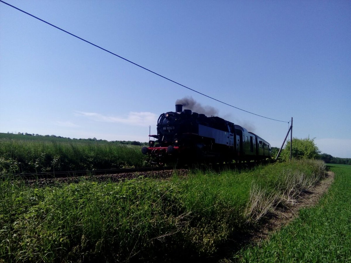 86 1333 mit 114 703 aus Richtung Bergen auf Rügen kommend mit ziel Lauterbach Mole bei der Vorbeifahrt am Putbusser Ortsteil Pastitz am 26.5.18