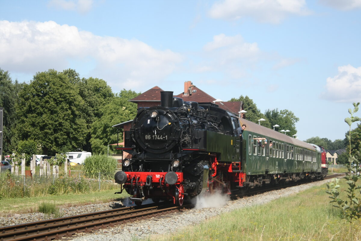 86 1744 und 114 703 (203 230) verlassen den Bahnhof Lauterbach (Rgen) in Richtung Lauterbach Mole am 30.7.21