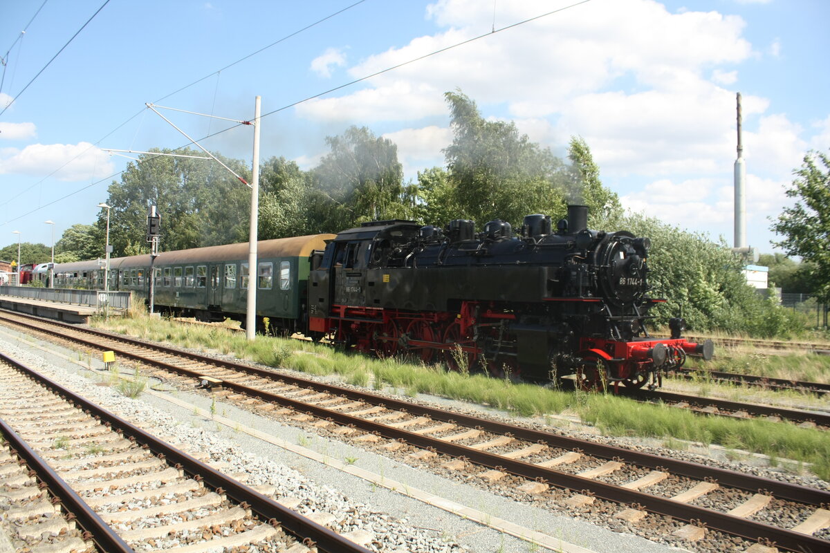 86 1744 und 114 703 (203 230) verlassen den Bahnhof Bergen auf Rgen in Richtung Lauterbach Mole am 30.7.21