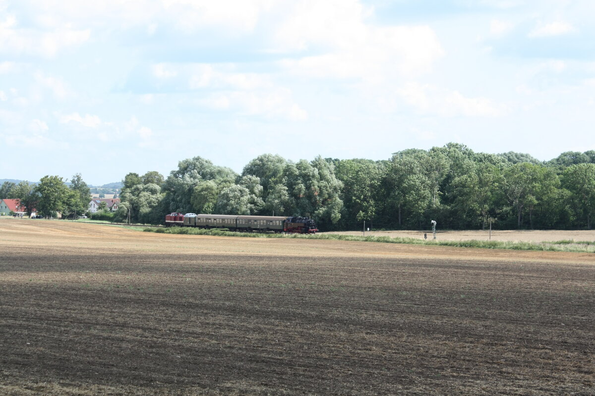 86 1744 und 114 703 (203 230) von Bergen auf Rgen kommend mit Ziel Lauterbach Mole kurz vor Putbus am 31.7.21