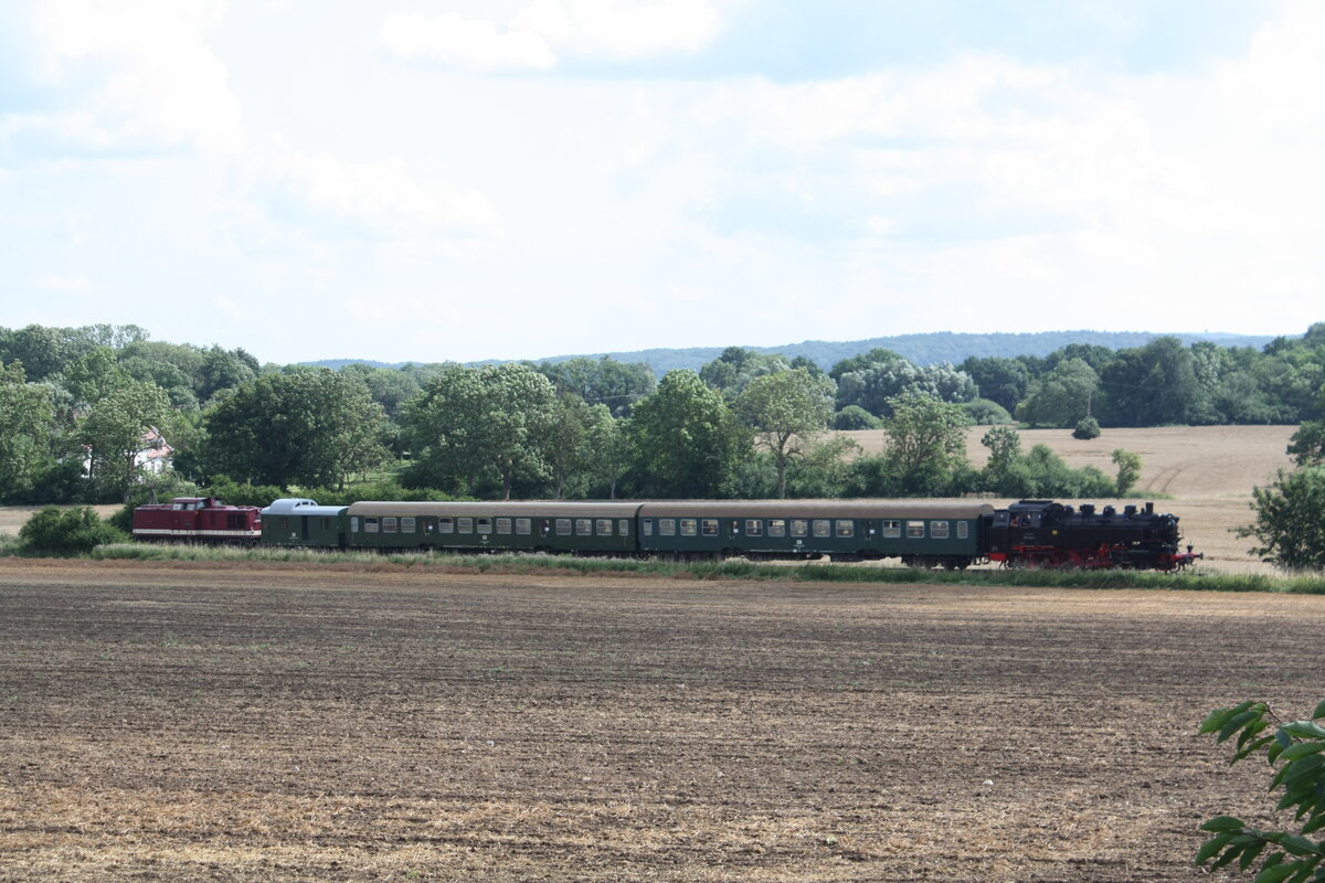 86 1744 und 114 703 (203 230) von Bergen auf Rgen kommend mit Ziel Lauterbach Mole kurz vor Putbus am 31.7.21