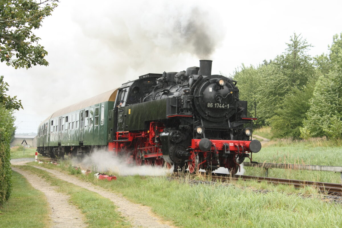 86 1744 und 114 703 (203 230) mit Ziel Lauterbach Mole kurz hinter Bergen auf Rgen am 31.7.21