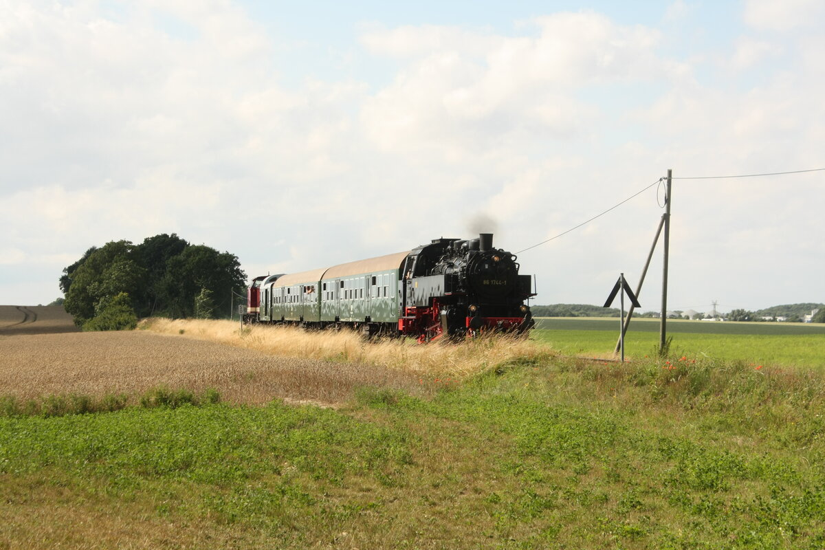 86 1744 und 114 703 (203 230) mit Ziel Lauterbach Mole bei der Vorbeifahrt an Neklade am 31.7.21