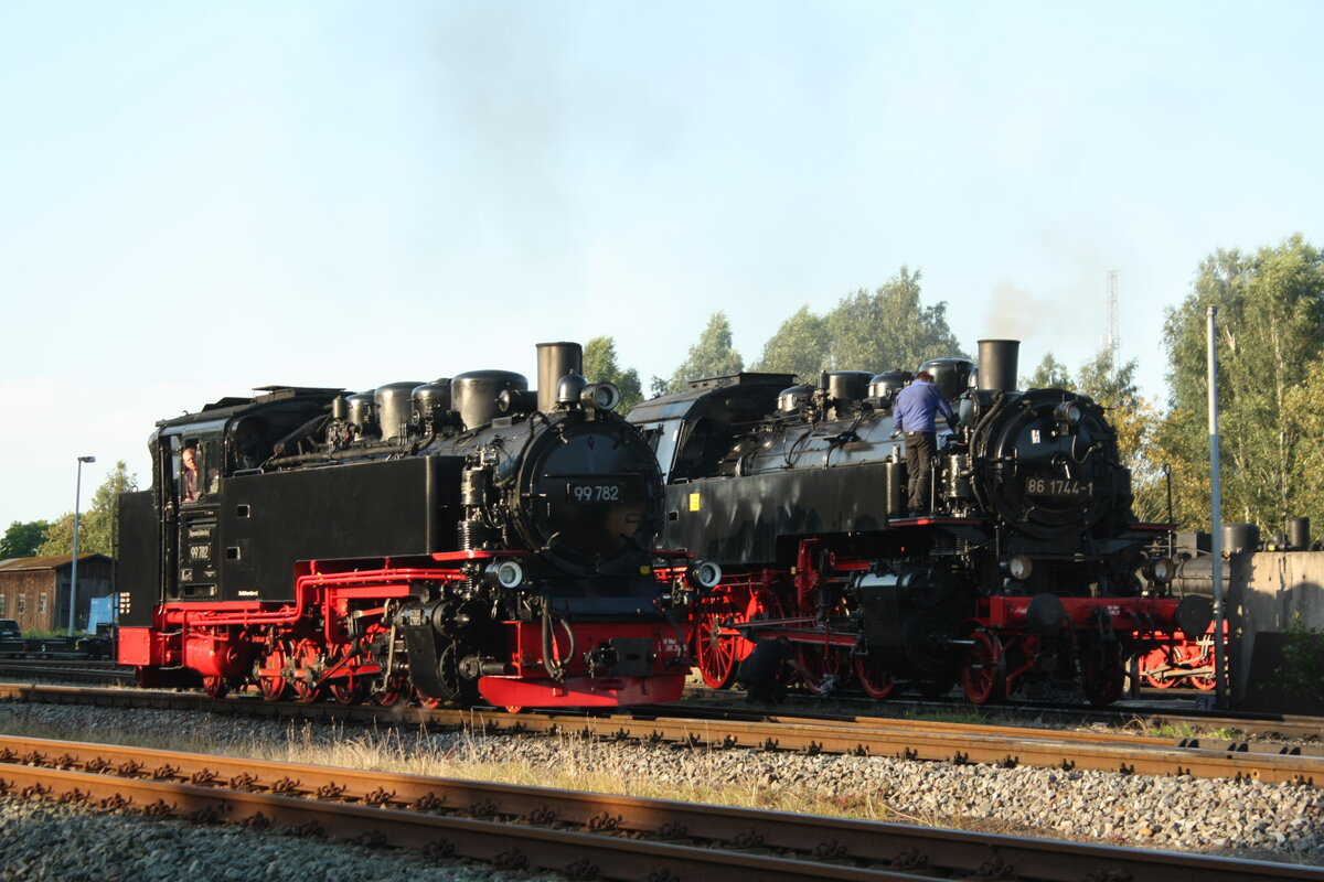 86 1744 und 99 782 im Bahnhof Putbus am 30.7.21