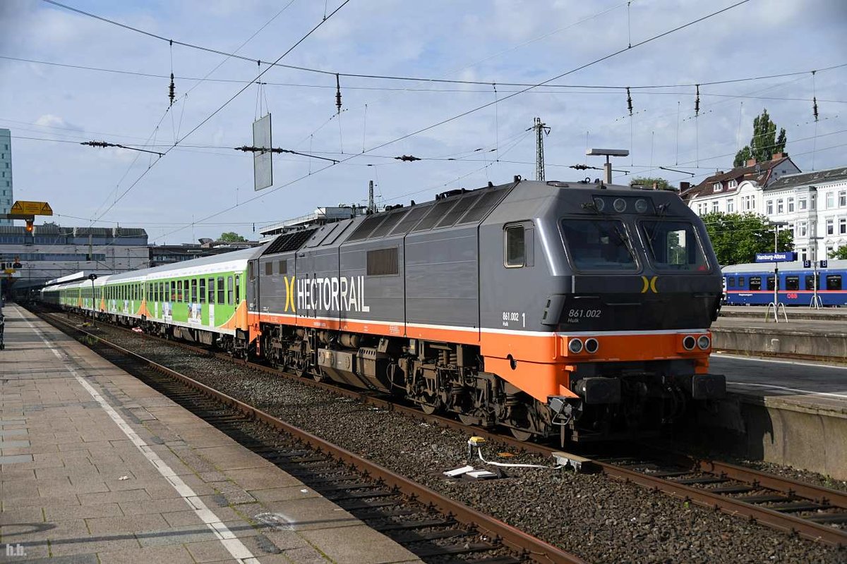 861.002/251 008-9 stand mit den neuen alpen-sylt express in hh-altona,27.07.20