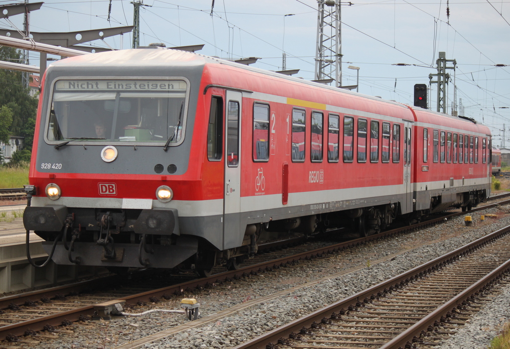 928 420-8 als berfhrung von Lbeck/Gstrow bei der Einfahrt im Rostocker Hbf.06.06.2015