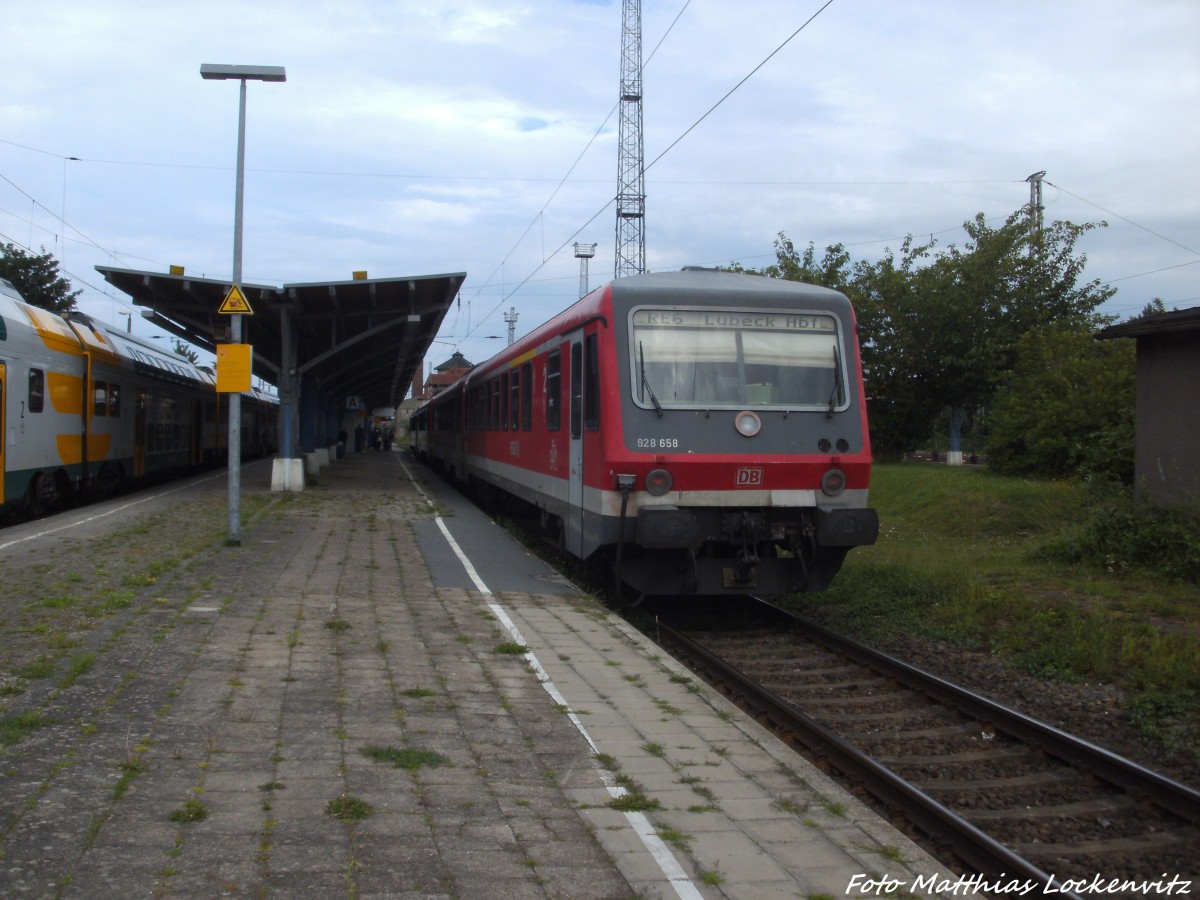 928 658 als RE6 mit ziel Lbeck Hbf im Bahnhof Bad Kleinen am 13.7.14