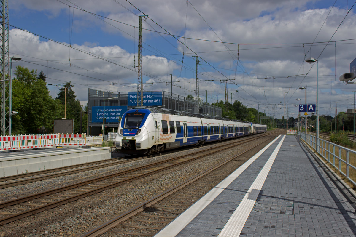 9442 354 und 361 von National Express erreichen auf der Fahrt nach Krefeld am 13.07.2017 Solingen Hauptbahnhof.