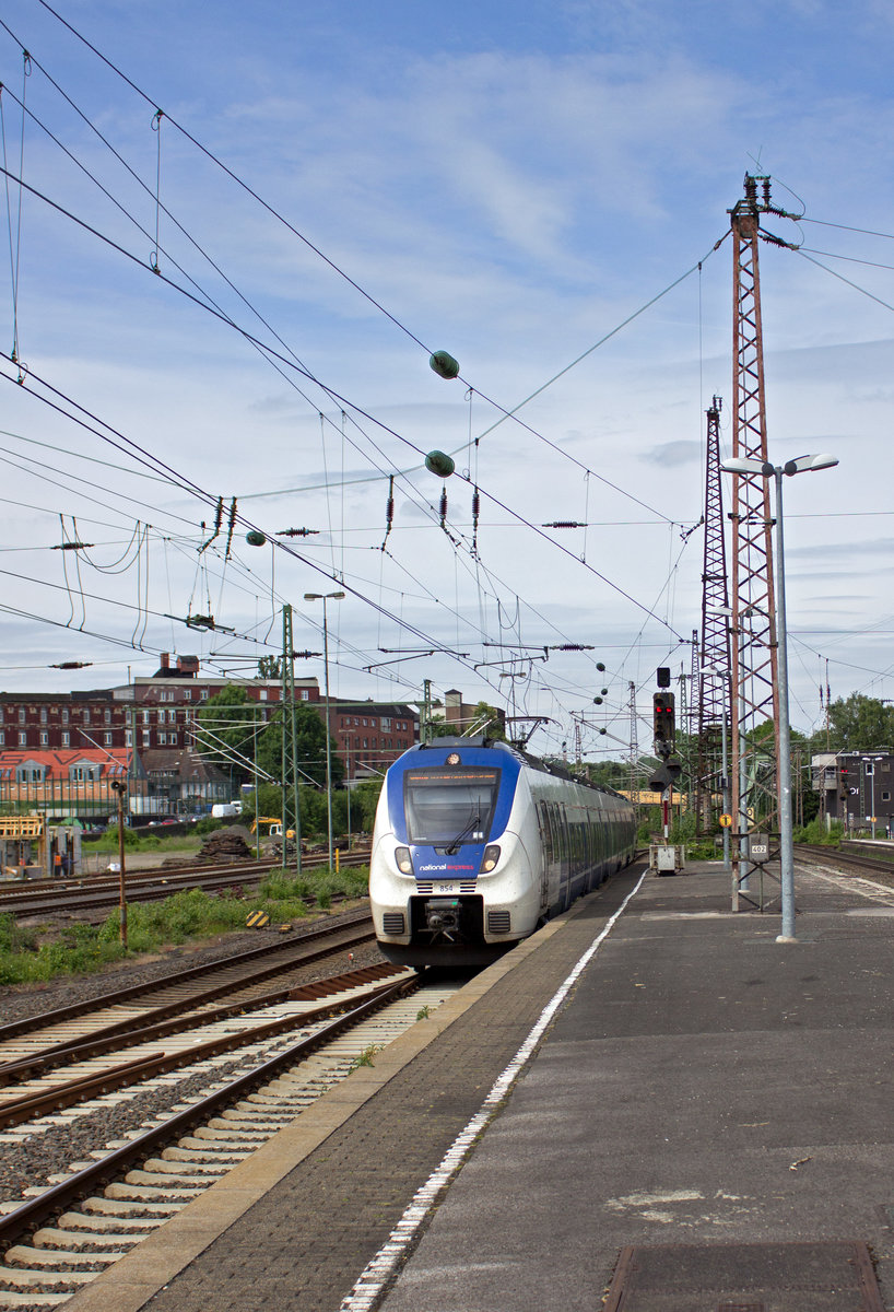 9442 354 hat am 08.06. das Ziel seiner Reise erreicht und wird am Bahnsteig in Wuppertal-Oberbarmen seine knapp halbstndige Pause verbringen, bevor es zurck nach Kln geht.