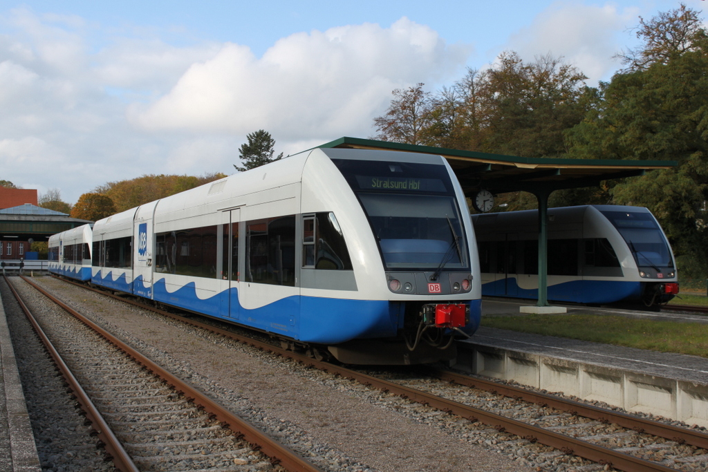 946 105-3+ 946 607-8 als UBB 29424 von Swinoujscie Centrum nach Stralsund Hbf kurz vor der Ausfahrt im Bahnhof Seebad Heringsdorf.22.10.2017