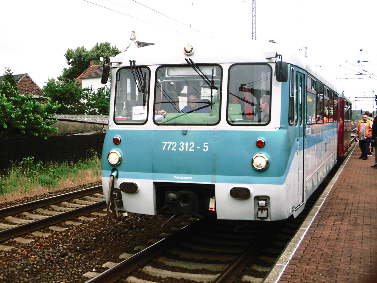 972 771 mit 772 312 im Bahnhof Güsen (b Genthin) am 3.6.18