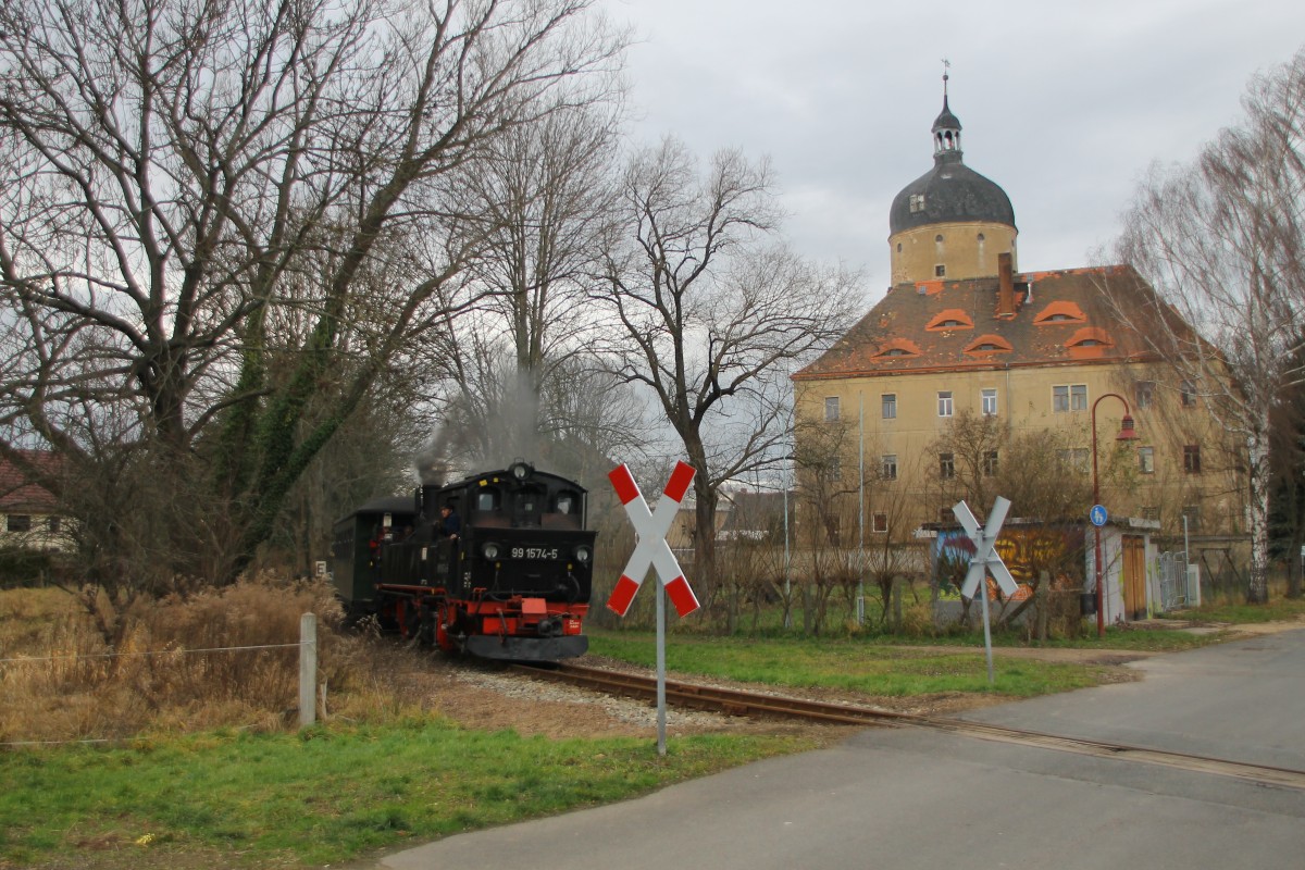 99 1574 vor dem Schloß Mügeln