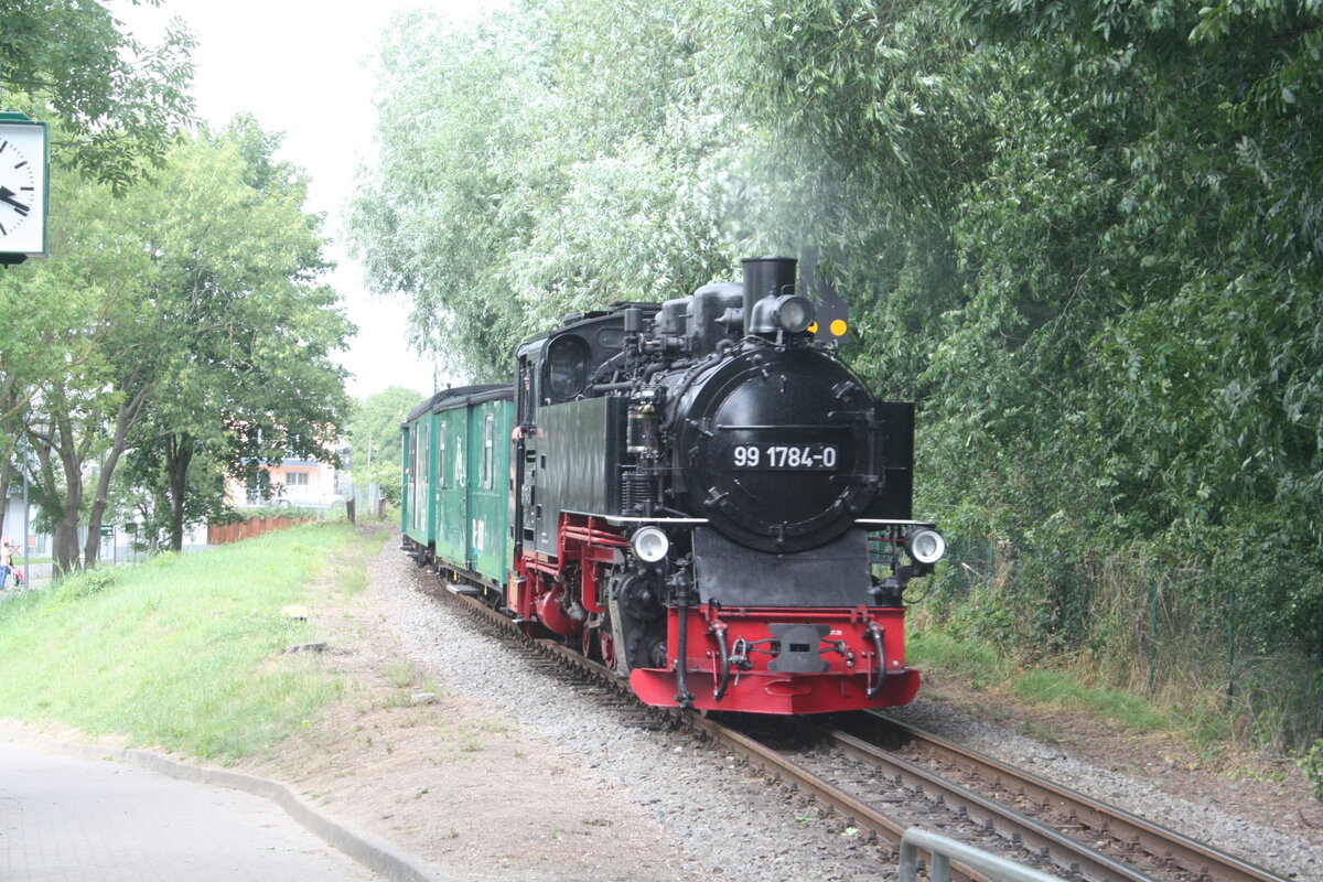 99 1784 bei der Einfahrt in den Endbahnhof Lauterbach Mole am 29.7.21