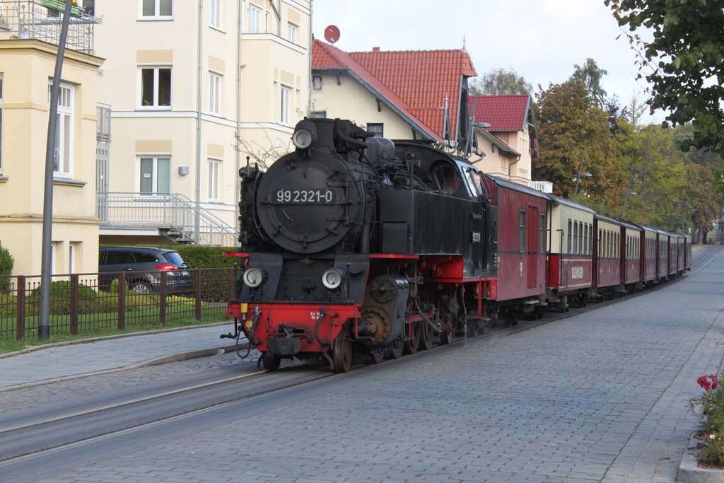 99 2321-0 mit MBB 14615 von Ostseebad Kühlungsborn West nach Bad Doberan bei der Durchfahrt in der Goethestraße,Bad Doberan.03.10.2017