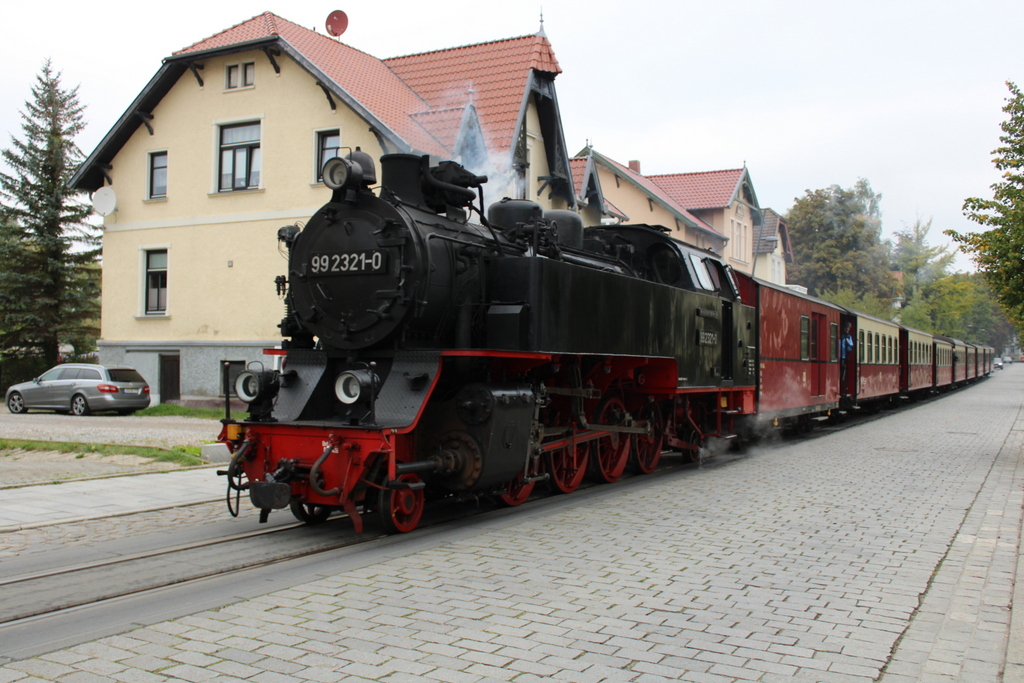 99 2321-0 mit MBB14615 von Ostseebad Kühlungsborn West nach Bad Doberan am Vormittag des 03.10.2020 in Bad Doberan Goethestraße