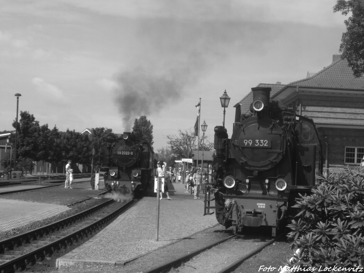 99 2322 und Museumslok der Mecklenburgischen Bderbahn  Molli  als Schwarzweibild im Bahnhof Khlungsborn West am 13.7.14