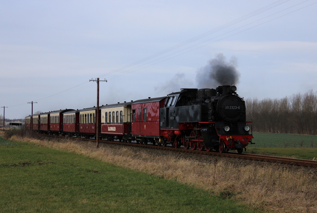 99 2323-6 mit MBB14619 von Kühlungsborn West nach Bad Doberan bei der Einfahrt im Haltepunkt Steilküste/Wittenbeck.05.01.2020