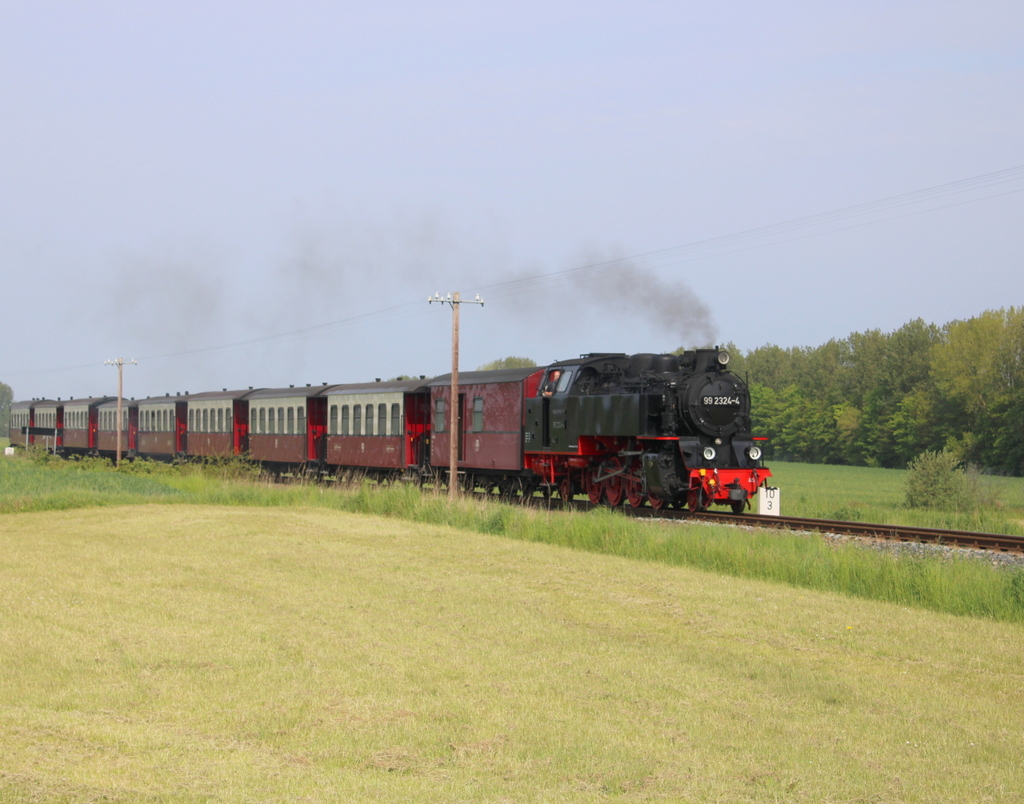 99 2324-4 mit MBB 14615 von Kühlungsborn West nach Bad Doberan kurz vor dem Haltepunkt Steilküste/Wittenbeck.21.05.2023