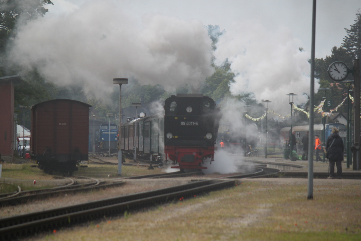 99 4011-5 machte ordentlich Dampf fr die Eisenbahn-Fans in Putbus.31.05.2015