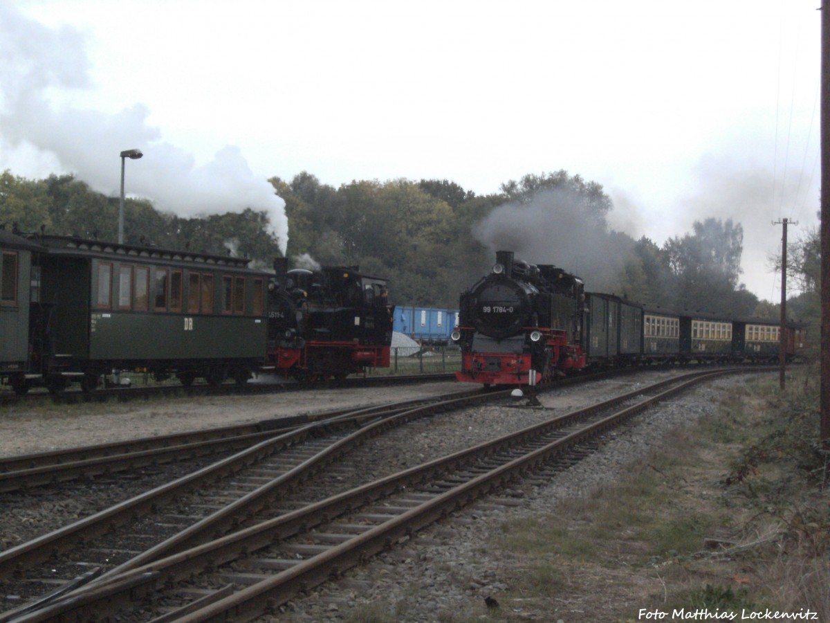 99 4511 mit dem Sonderzug GmP beim rangierte noch ein wenig als RBB 99 1784 aus Ghren in den Bahnhof Putbus einfuhr am 11.10.14