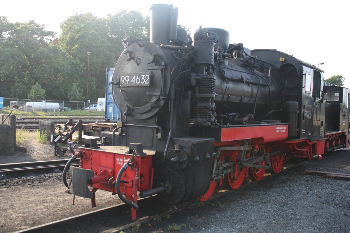 99 4633 und Kf 6003 der RBB im Bw Putbus am 25.7.21