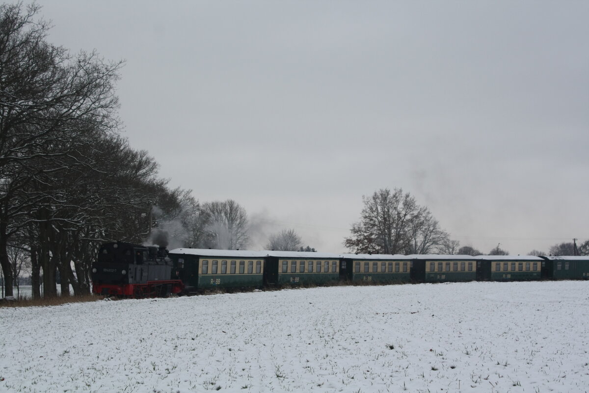 99 4802 bei Beuchow unterwegs nach Ostseebad Göhren am 24.12.21