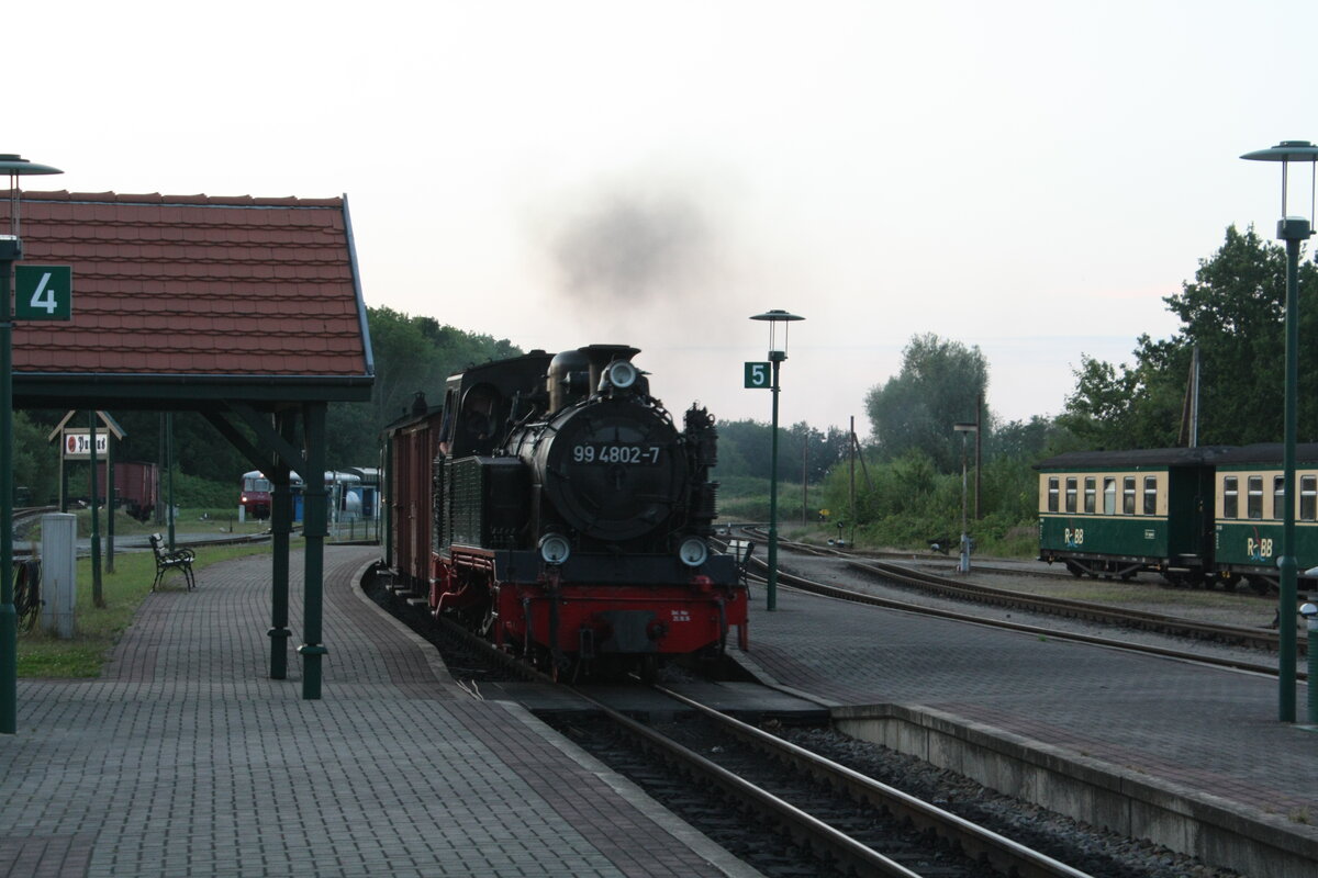 99 4802 bei der Einfahrt in den Endbahnhof Putbus am 30.7.21