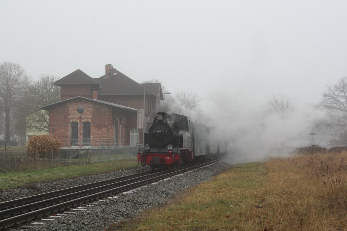 99 4802 mit 251 901 mit Ziel Lauterbach Mole bei der Durchfahrt am Bahnhof Lauterbach/Rügen am 30.12.21