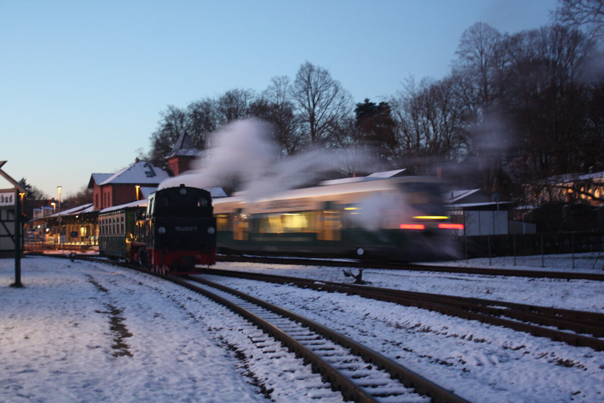 99 4802 Rangiert einen Personenwagen zum Zug im Bahnhof Putbus am 27.12.21