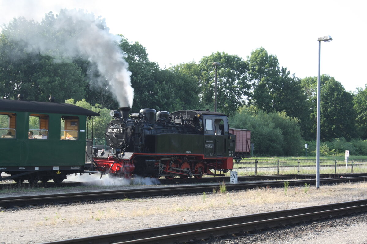 99 4802 verlsst den Bahnhof Putbus in Richtung Ostseebad Binz am 25.7.21