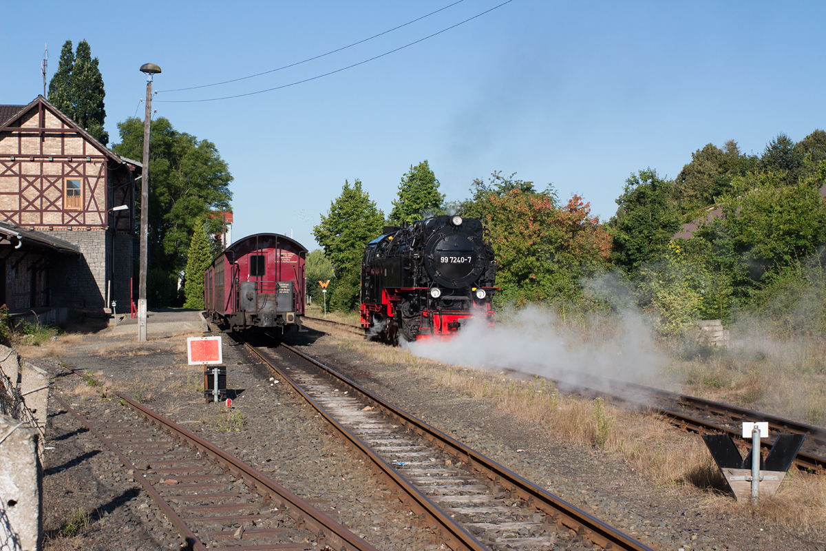 99 7240-7 wurde am Morgen des 18.08.16 beim Umsetzen im Bahnhof von Harzgerode im Bild festgehalten.