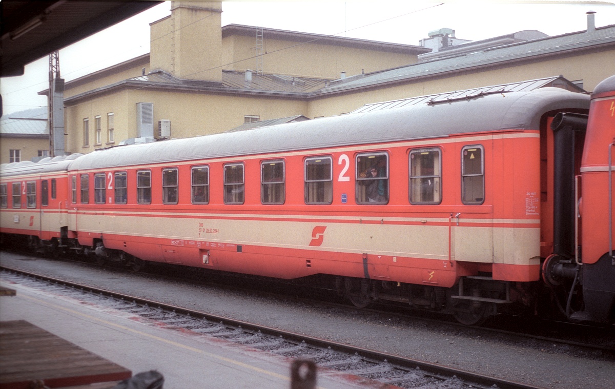 A-ÖBB 50 81 03-33 264-1 Gattung B Innsbruck Hbf 09.09.1985