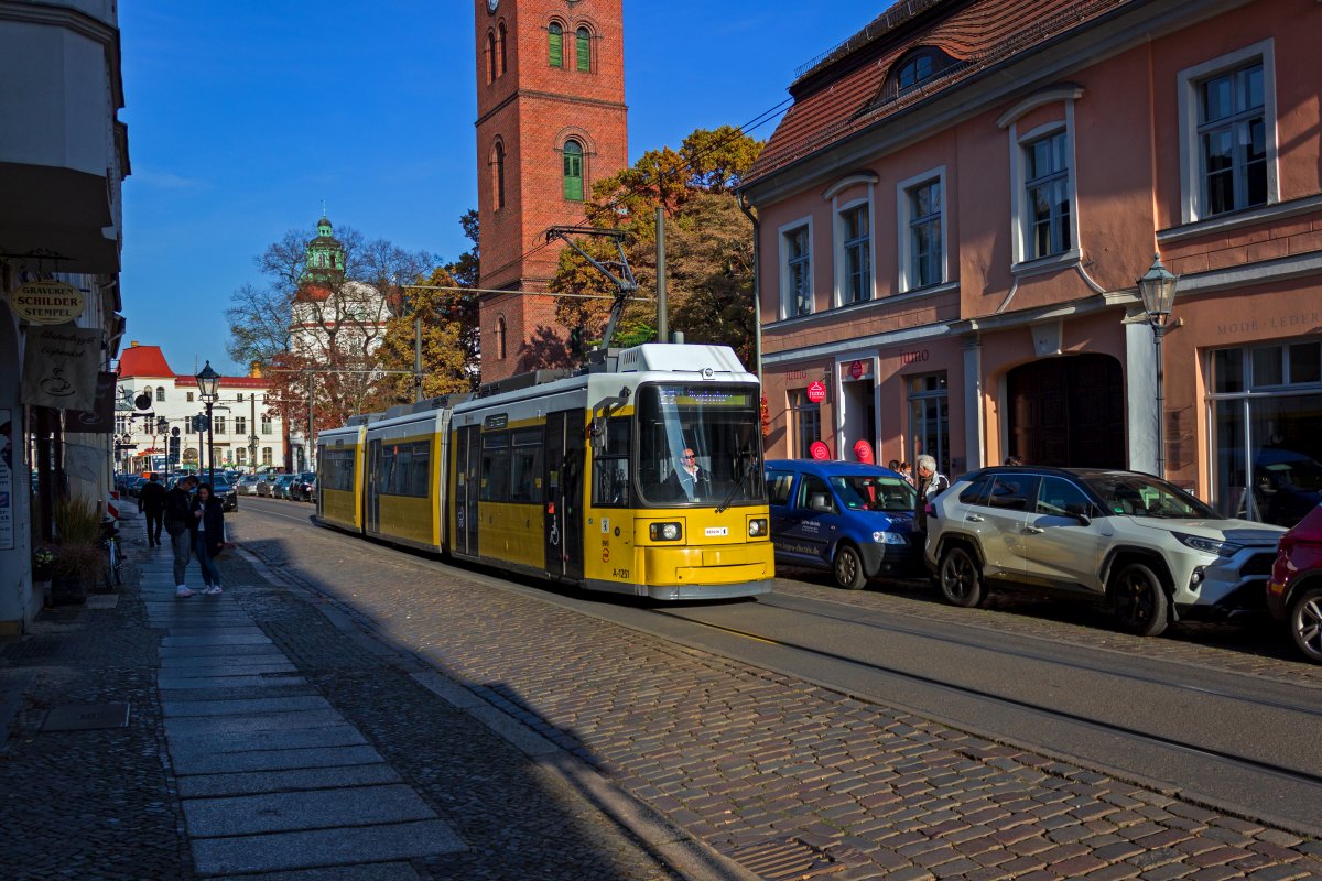 Ab und an verirrt sich einer der nicht modernisierten GT nach Kpenick, die berwiegend als Zugverband auf der Linie M4 eingesetzt werden. Der Betriebshof Marzahn schickte am 30.10.21 Wagen 1251 auf die Linie 27.