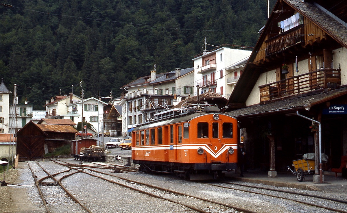 ABDe 4/4 3 wartet im Juli 1983 in Le Sepey auf die Weiterfahrt nach Les Diablerets