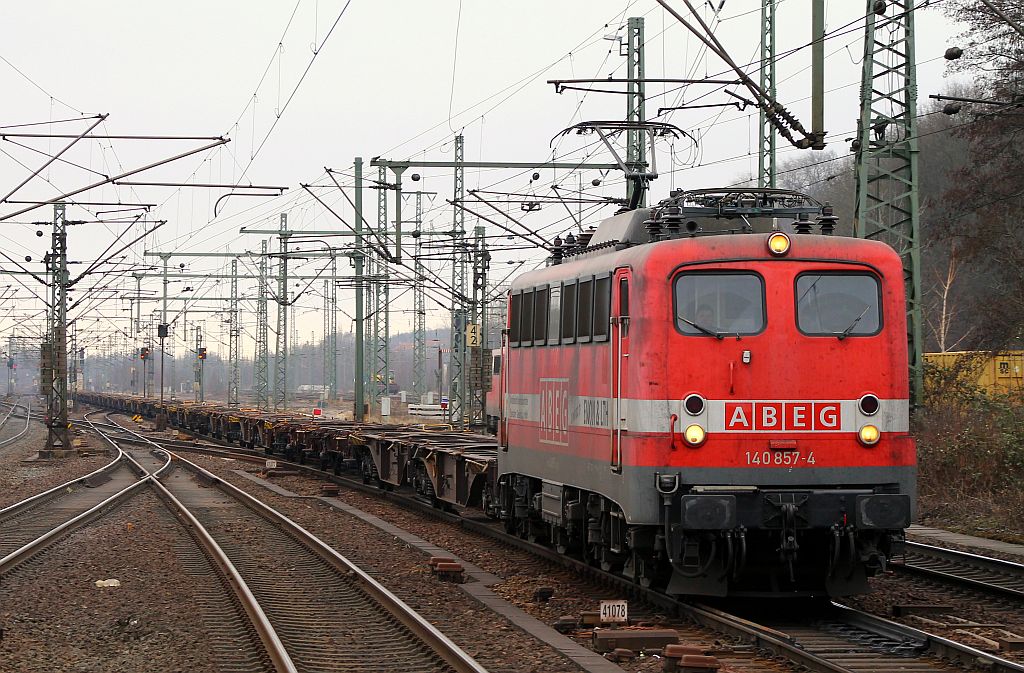 ABEG 140 857-4 mit Container-Leer-Zug bei der Durchfahrt in HH-Harburg. 02.03.2013