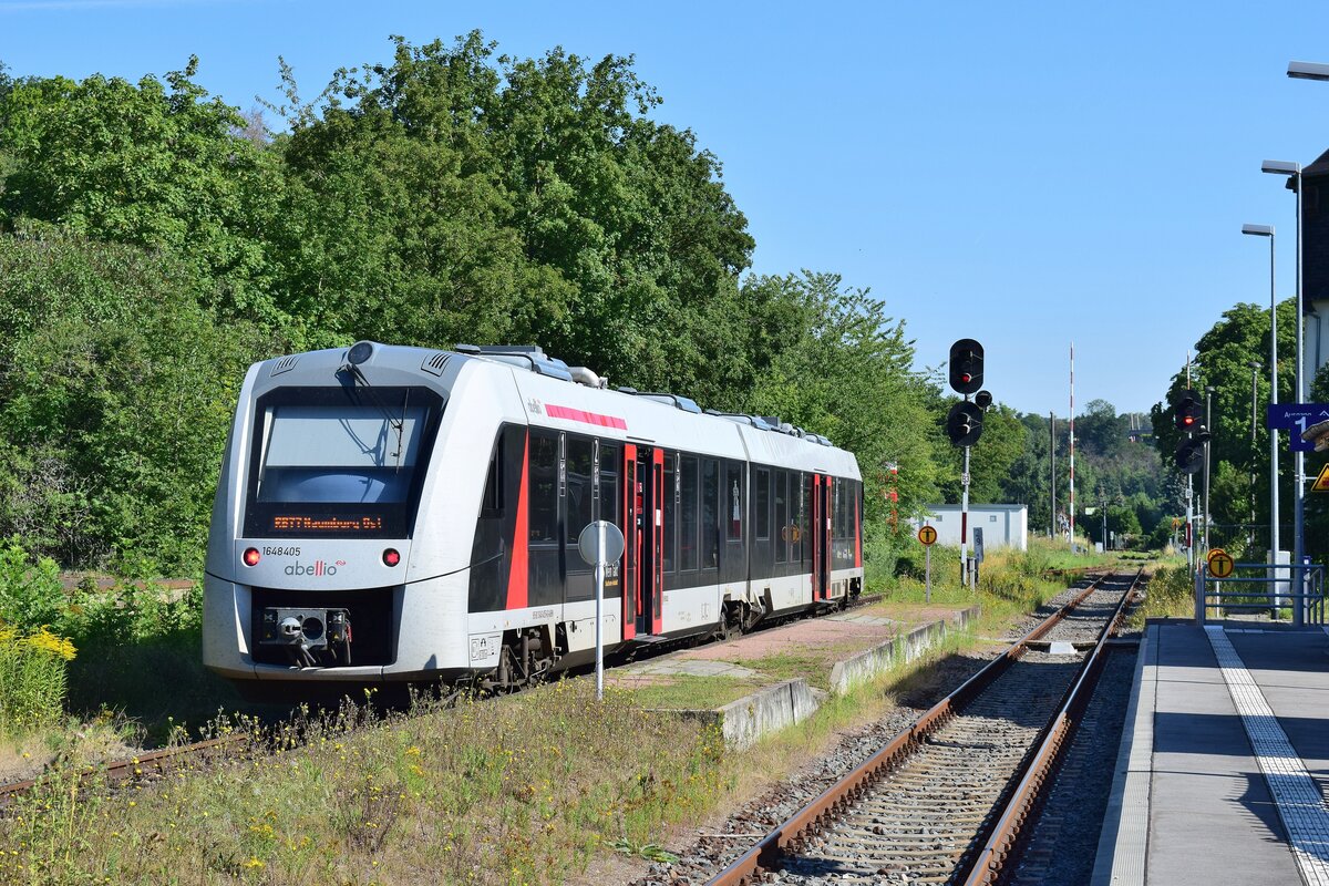 Abellio 1648 405 steht am 30.07.2020 als RB nach Naumburg (S) Ost in Nebra und wartet auf die Kreuzung mit dem Gegenzug nach Wangen (U). Nebra ist zu diesem Zeitpunkt eine der letzten Betriebsstellen der DB mit EZMG Signalen. Mittlerweile wurde Nebra auf Zugleitbetrieb mit Rückfallweichen zurückgebaut. (Foto: Dennis Fiedler)

