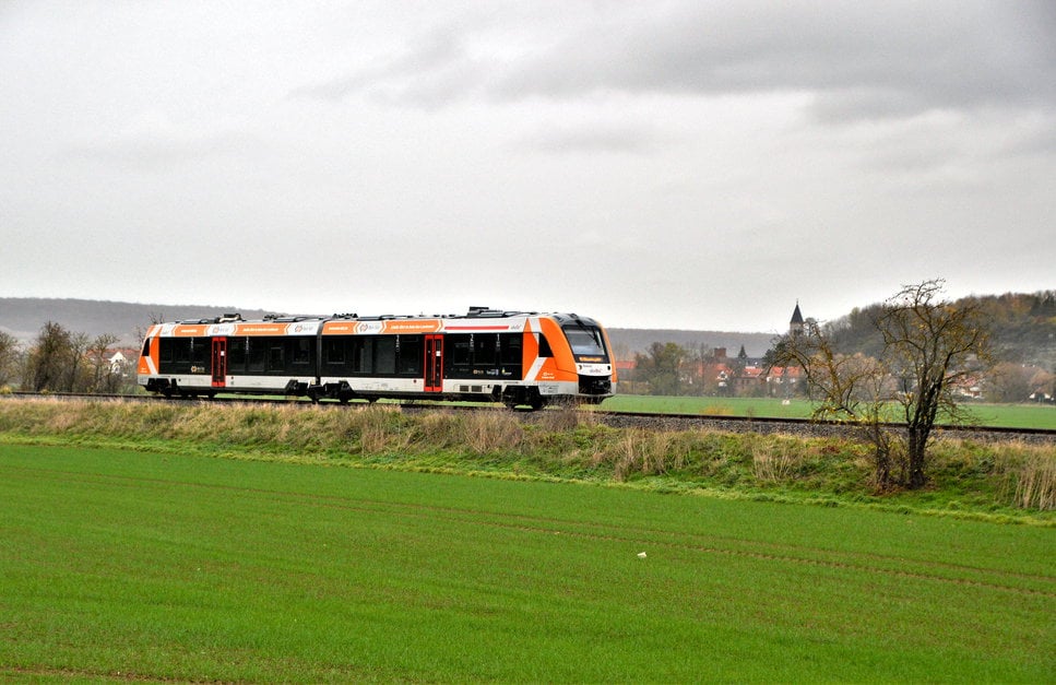 abellio 1648 416 wurde im Design für die Werbung für  Mein Takt  leicht angepasst und war am 17.11.2020 bei Kleinjena als RB 80557 (Wangen - Naumburg Ost) unterwegs. (Foto: Thomas Fritzsche)
