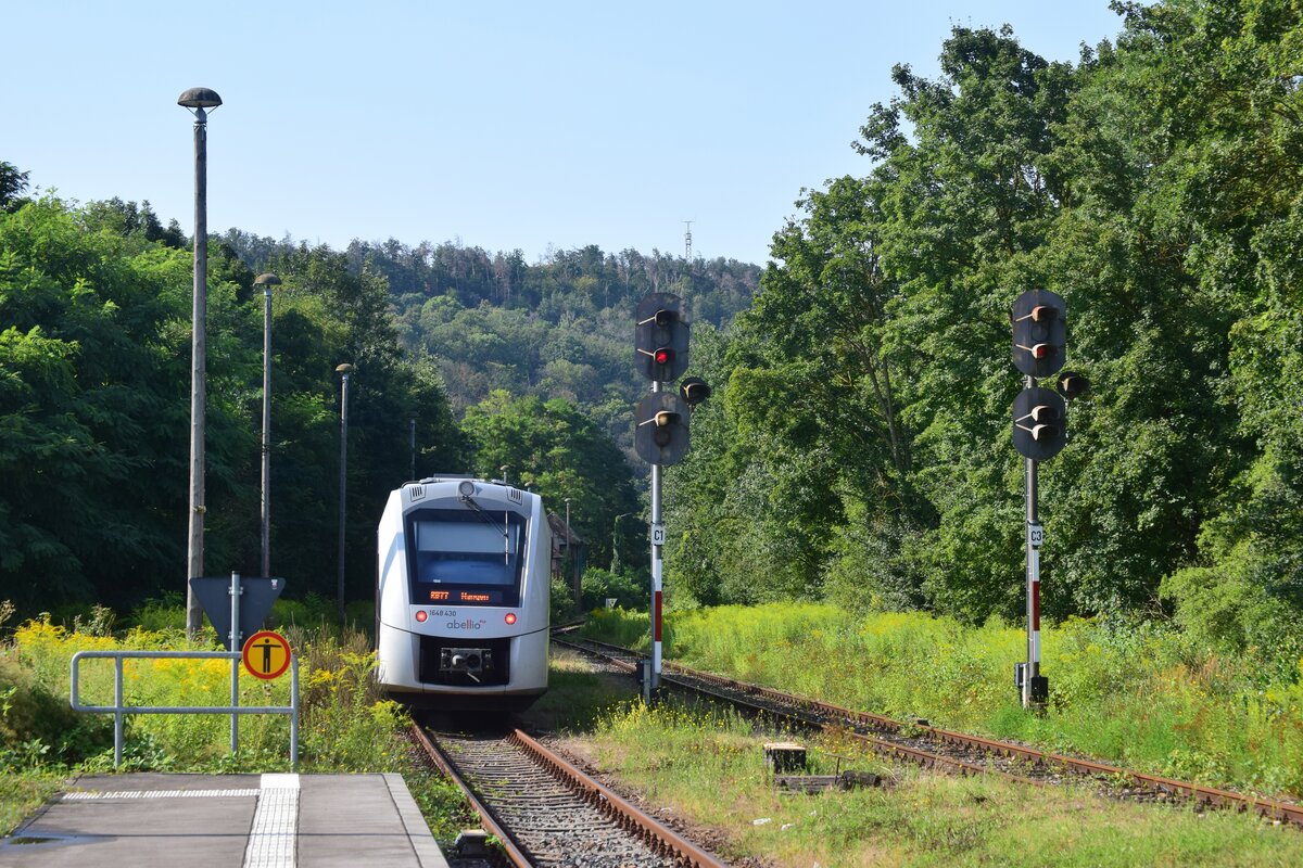 abellio 1648 430 als RB 80550 von Naumburg Ost nach Wangen (U), am 16.08.2021 bei der Ausfahrt in Nebra. (Foto: Dennis Fiedler)