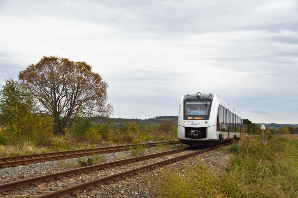 abellio 1648 432 als RB 80556 von Naumburg Ost nach Wangen, am 21.10.2020 in Laucha. (Foto: Thomas Fritzsche)