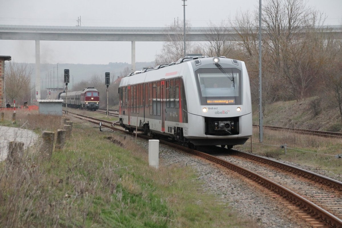 abellio 1648 441 als RB von Wangen nach Naumburg Ost und EBS 132 293 mit dem Lr des  Rotkäppchen-Express I  aus Neustadt (Orla), am 24.03.2019 in Karsdorf. (Foto: Christian Bissel)